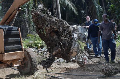 BANGKAI PESAWAT TERHEMPAS DIBAWA KELUAR