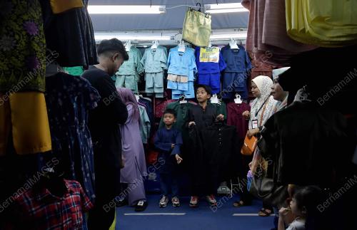 ORANG RAMAI MEMBUAT PERSIAPAN AIDILFITRI