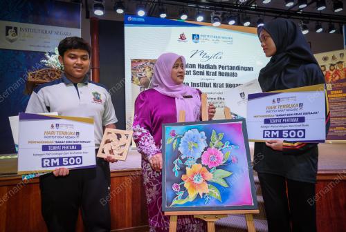 PENYAMPAIAN HADIAH PERTANDINGAN BAKAT SENI KRAF REMAJA 2024