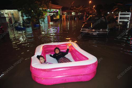 TINJAUAN BANJIR KILAT DI KAMPUNG JALAN KEBUN SHAH ALAM