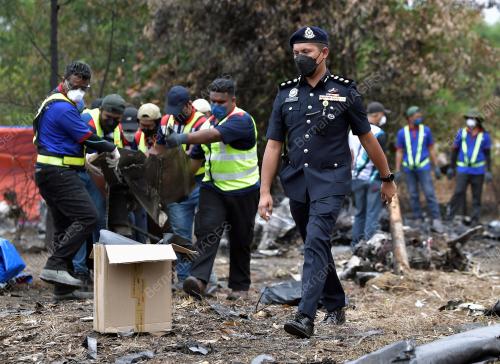 KERJA-KERJA MEMBAWA KELUAR SERPIHAN PESAWAT