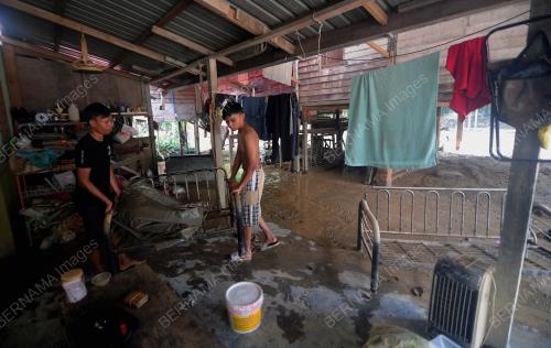 PENDUDUK KAMPUNG RANTAU PANJANG KEMAS RUMAH SELEPAS BANJIR