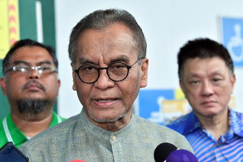 DATUK SERI DR DZULKEFLY AHMAF