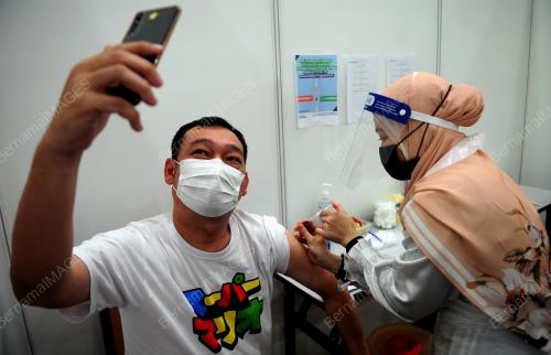 TINJAUAN HARI PERTAMA PEMBERIAN VAKSIN ASTRAZENECA DI IDCC