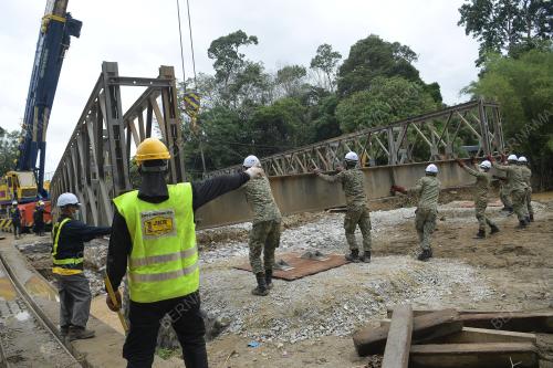 JAMBATAN SEMENTARA SG LUI