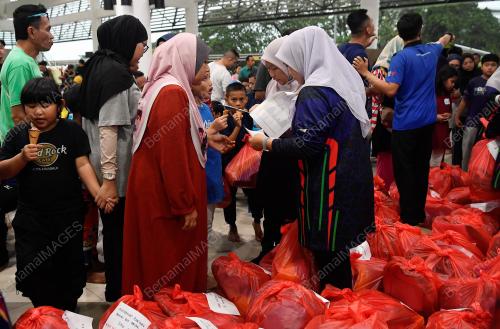 YAYASAN ISLAM DARUL EHSAN SAMPAIKAN SUMBANGAN SEKOLAH