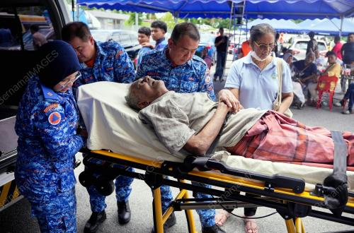 MANGSA KEBAKARAN SALURAN PAIP GAS WARGA EMAS SESAK NAFAS
