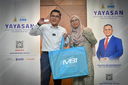 PENYERAHAN SUMBANGAN KOMPUTER RIBA