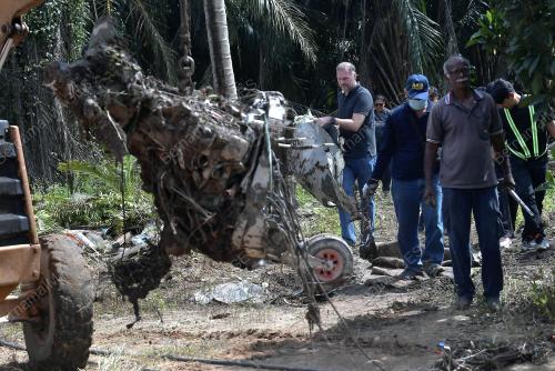 BANGKAI PESAWAT TERHEMPAS DIBAWA KELUAR