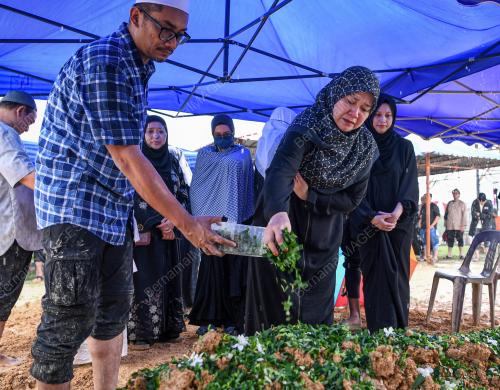 FADHLINA SIDEK