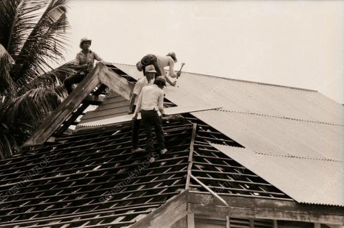 MEMPERBAIKI RUMAH ROSAK