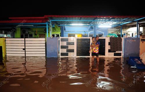 TINJAUAN BANJIR KILAT DI KAMPUNG JALAN KEBUN SHAH ALAM