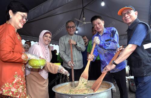 DATUK SERI DR DZULKEFLY AHMAF