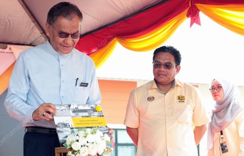 DATUK SERI DR DZULKEFLY AHMAD