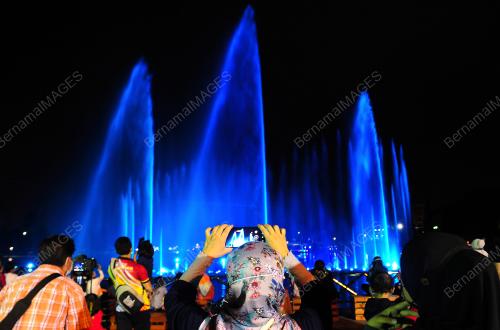 TINJAUAN HARI PETAMAN PEMBUKAAN LAMAN BUDAYA MUSICAL FOUNTAIN