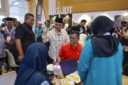 DATUK DR MOHD NA'IM MOKHTAR