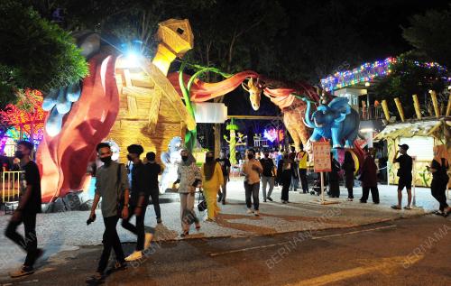 TNJAUAN HARI PERTAMA PEMBUKAAN TAMAN TEMA I-CITY SHAH ALAM