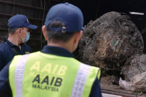 BANGKAI PESAWAT TERHEMPAS DIBAWA KELUAR
