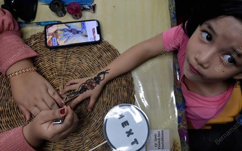 ORANG RAMAI MEMBUAT PERSIAPAN AIDILFITRI