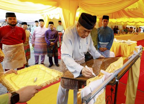 SULTAN SHARAFUDDIN IDRIS SHAH