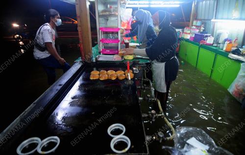 TINJAUAN BANJIR KILAT DI KAMPUNG JALAN KEBUN SHAH ALAM