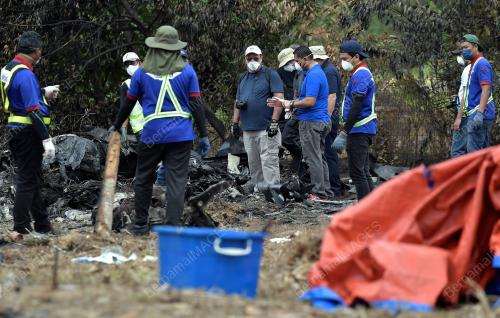 NSTB DAN FAA MEMBUAT SIASATAN DI LOKASI PESAWAT TERHEMPAS