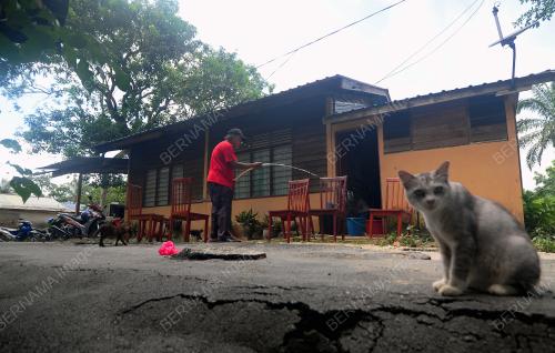 PENDUDUK KAMPUNG RANTAU PANJANG KEMAS RUMAH SELEPAS BANJIR