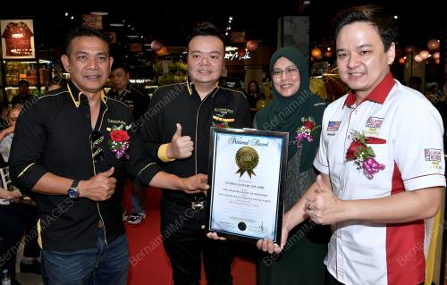 PENYERAHAN ANUGERAH MBR KEPADA ST ROSYAM MART