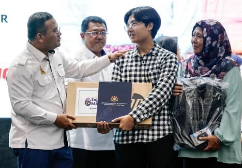 DATUK SERI AMIRUDIN SHARI