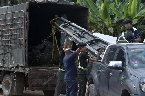 BANGKAI PESAWAT TERHEMPAS DIBAWA KELUAR