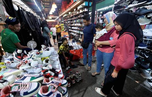 ORANG RAMAI MEMBUAT PERSIAPAN AIDILFITRI
