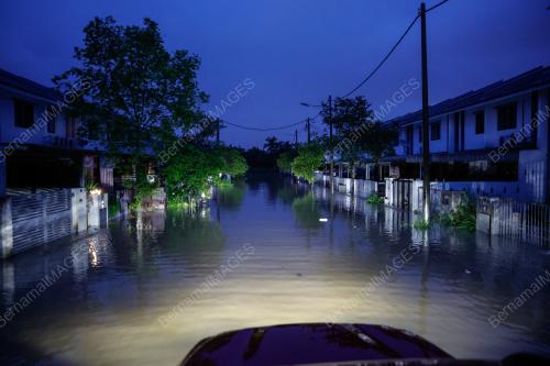 BANJIR DI SAUJANA AMAN