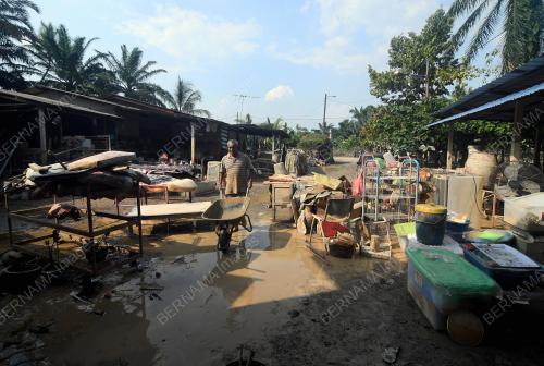 PENDUDUK KAMPUNG LABOHAN DAGANG MULA MEMBUAT PEMBERSIHAN