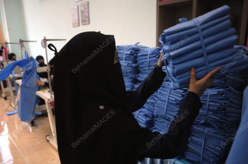 PELATIH RUMAH PUTERI ARAFIAH BANTU MEMBUAT PPE