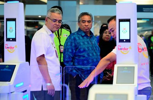 AUTOGATE SISTEM KOD RESPON PANTAS (QR)