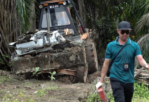 BANGKAI PESAWAT TERHEMPAS DIBAWA KELUAR