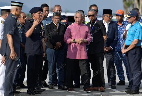 AGONG MELAWAT LOKASI PESAWAT TERHEMPAS