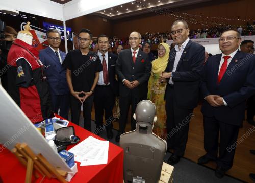 DATUK SERI DR DZULKEFLY AHMAD