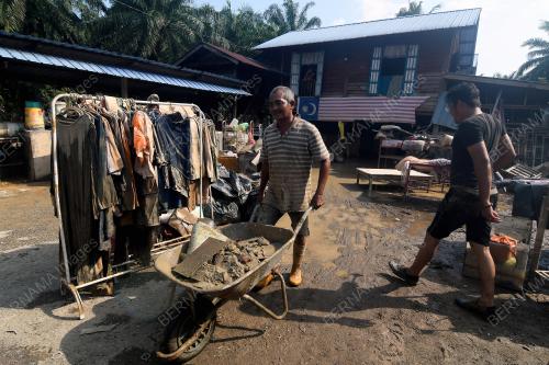 PENDUDUK KAMPUNG LABOHAN DAGANG MULA MEMBUAT PEMBERSIHAN