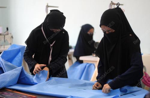 PELATIH RUMAH PUTERI ARAFIAH BANTU MEMBUAT PPE