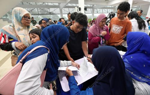 YAYASAN ISLAM DARUL EHSAN SAMPAIKAN SUMBANGAN SEKOLAH