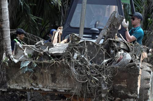 BANGKAI PESAWAT TERHEMPAS DIBAWA KELUAR