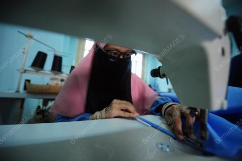PELATIH RUMAH PUTERI ARAFIAH BANTU MEMBUAT PPE