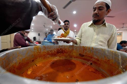 TINJAUAN ORANG RAMAI BERSAHUR DI MASJID