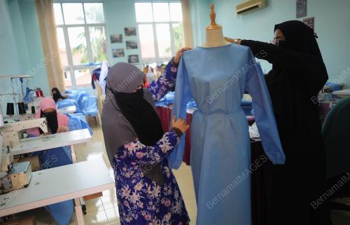 PELATIH RUMAH PUTERI ARAFIAH BANTU MEMBUAT PPE