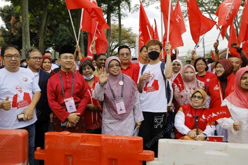 PENAMAAN CALON