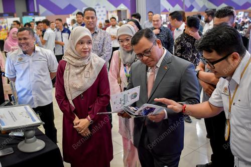 FADHLINA SIDEK