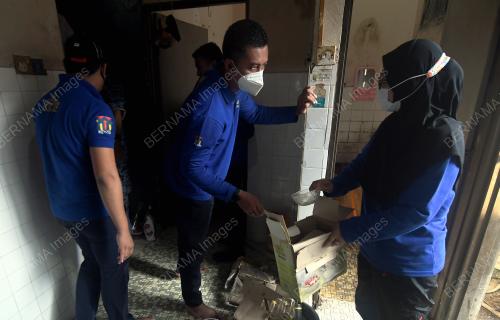 PASUKAN BANTUAN BENCANA ISTANA NEGARA BANTU MANGSA BANJIR