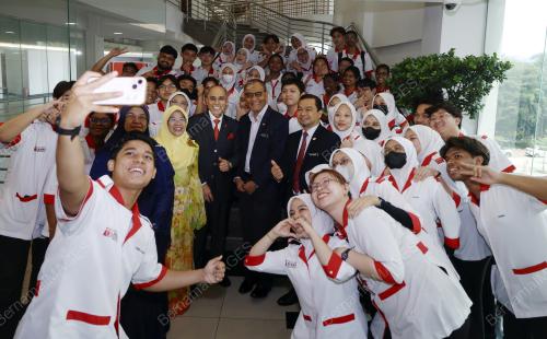DATUK SERI DR DZULKEFLY AHMAD
