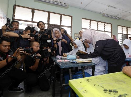 FADHLINA SIDEK
